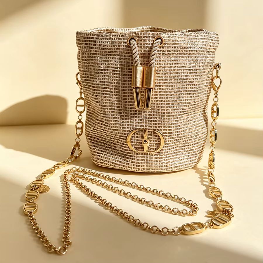 Dior’s bag Sparkling Woven Tex - Beauty Makeup Dior 评论和价格